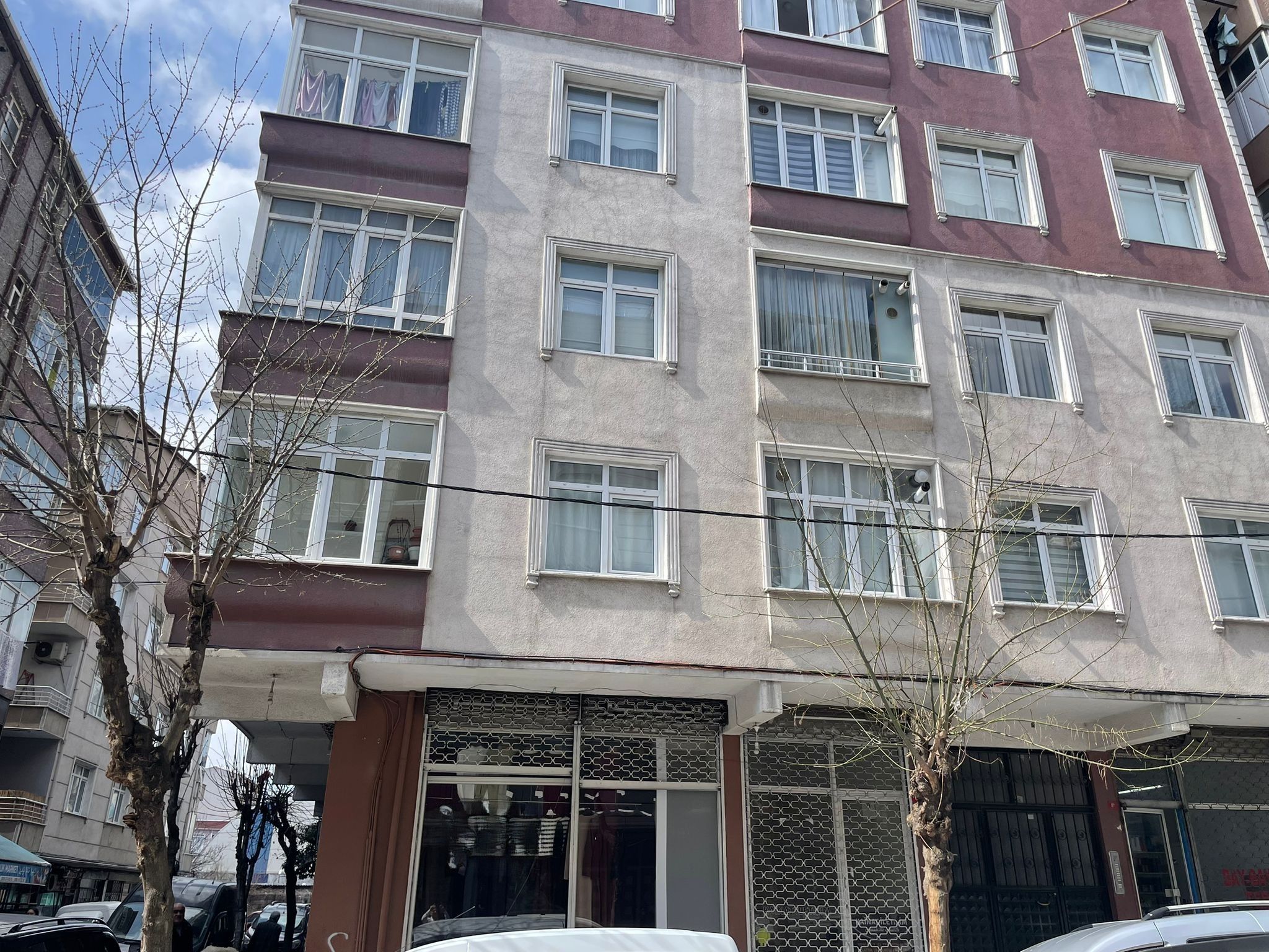 İstanbul Küçükçekmece Fevzi Çakmak Mahallesinde 1874m² Üzerinde Bina Bulunan Satılık Hisseli Arsa