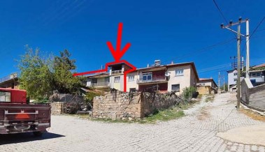Isparta Senirkent, Büyükkabaca Zafer Mahallesinde Avlulu Kargir Ev